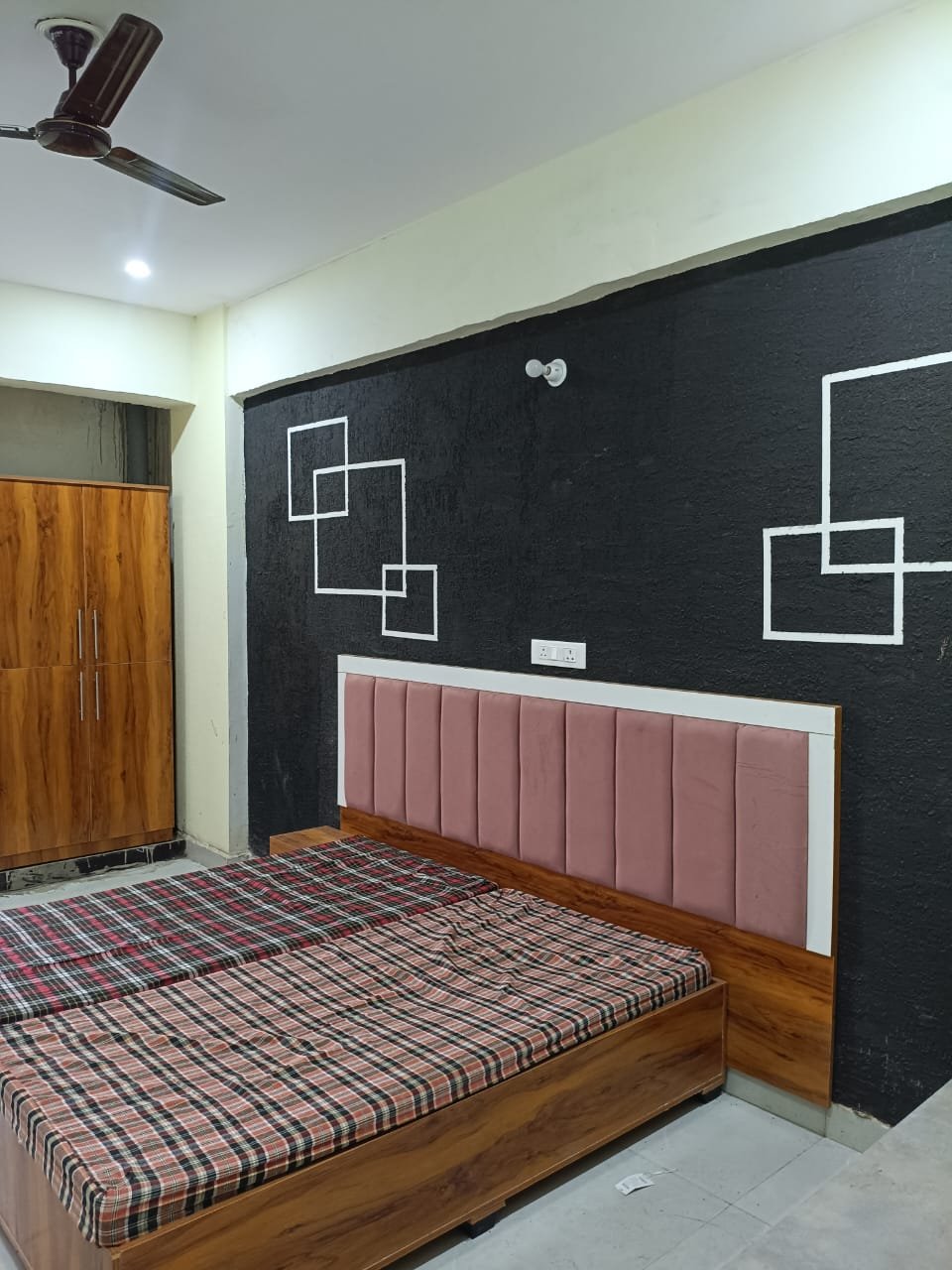 We Offer A Good Home Stay With 1 Room Set